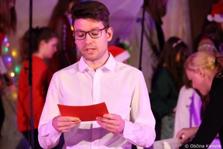 Miklavžev koncert na Osnovni šoli Toma Brejca napolnil telovadnico do zadnjega kotička (10)